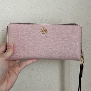 NWT - Tory Burch Carter Slim Wristlet Wallet